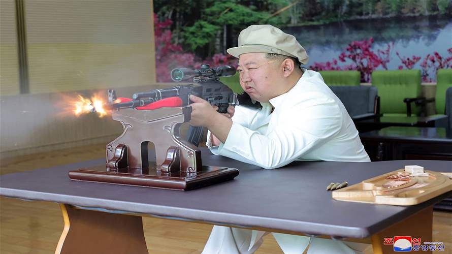 الزعيم الكوري الشمالي كيم جونغ أون يتفقد مصانع أسلحة ويحض على زيادة الانتاج