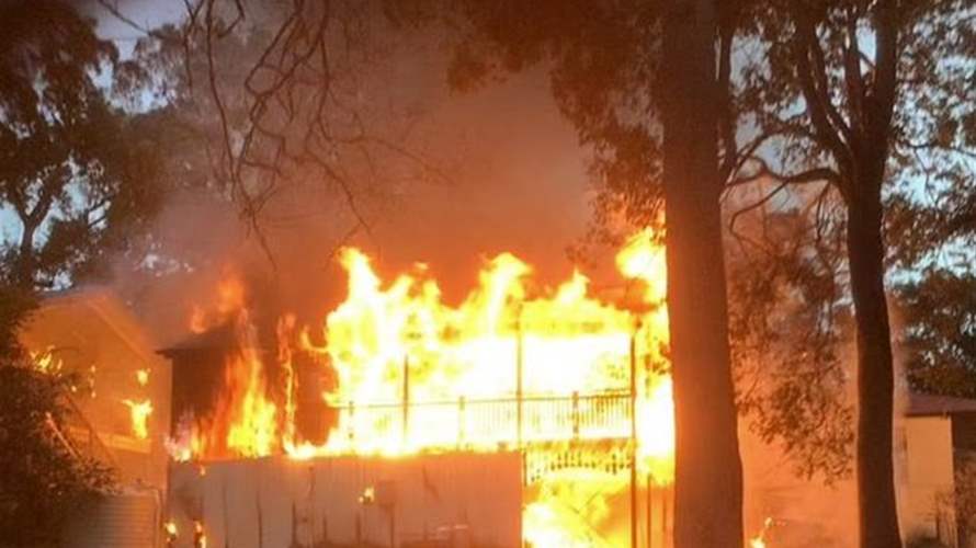 حريق مُفجع يسفر عن مقتل 5 أشقاء ووالدهم داخل المنزل... وهذا مصير الوالدة! (صور)