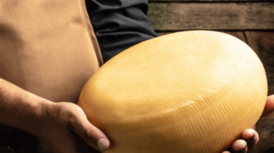 نهاية مأساوية... وفاة منتج ألبان سحقاً أثناء تفقده آلاف القوالب من الجبنة الصلبة