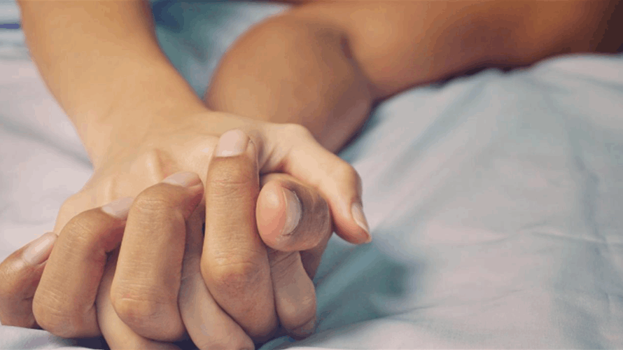 سيدة تطلب من زوجها أمنية غريبة قبل وفاتها... خيانته للمرة الأخيرة مع حبيبها السابق!