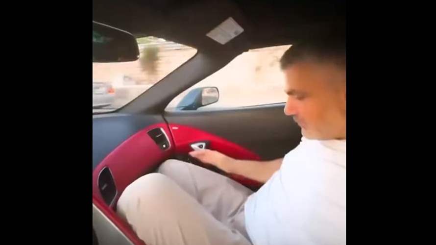 فارس كرم يعاني داخل السيارة بسبب حجمه: "متل القاعد بحبس يا زلمي" (فيديو) 