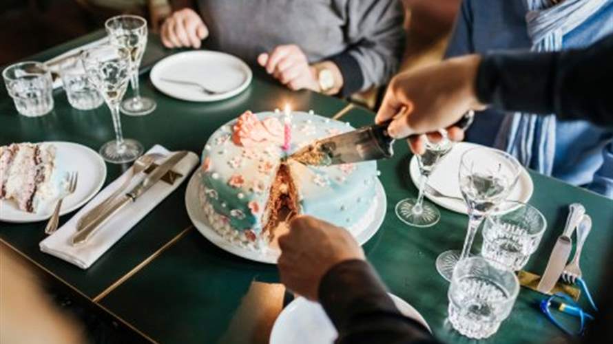 مفاجأة غير سارّة... مطعم يفرض على عائلة دفع مبلغ مالي مقابل تقطيع كعكة عيد ميلاد! (صورة)