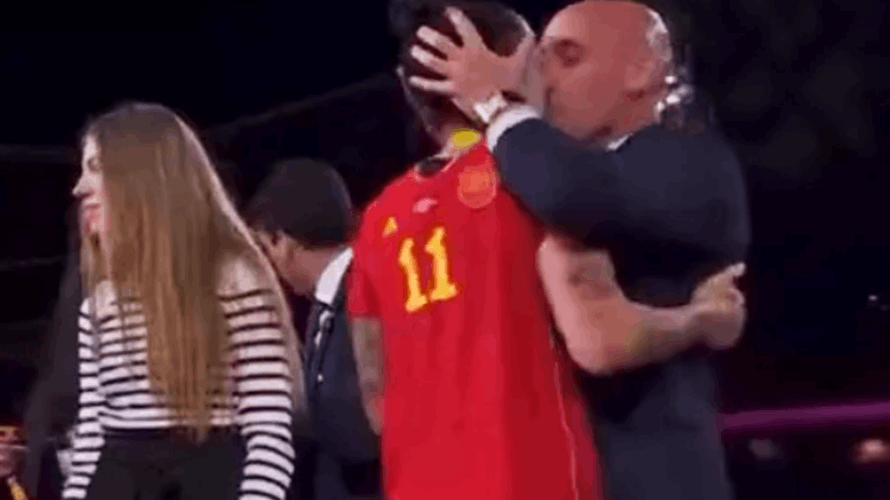 بعد تقبيله لاعبة الوسط جيني هيرموسو على شفتيها... رئيس الاتحاد الإسباني يعتذر (فيديو)