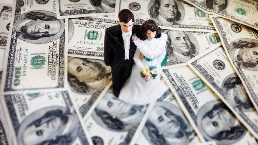 أثار ضجة كبيرة... سعودي يلقي أموالاً على زوجته المصرية في حفل زفافهما! (فيديو) 