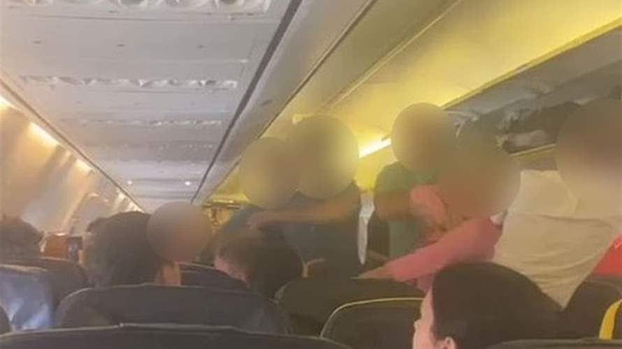 وقوع شجار عنيف داخل طائرة سببه امرأة ثملة... وهكذا تدخلت الشرطة! (فيديو)