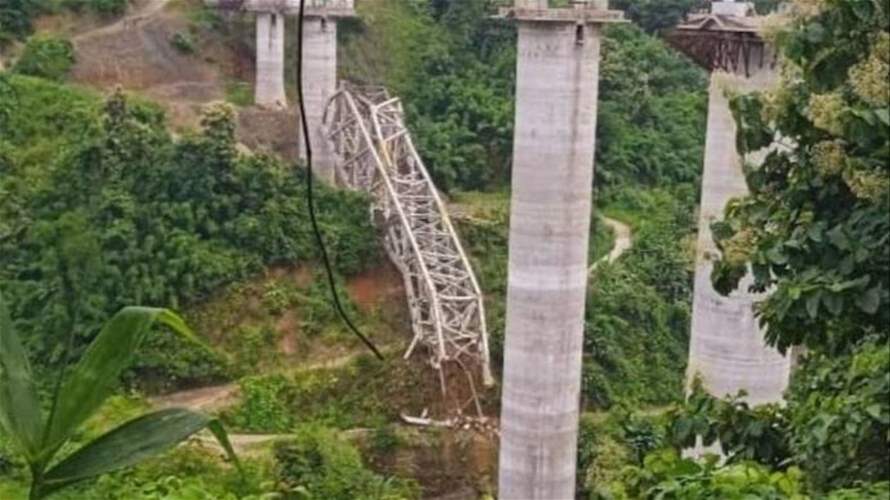 حادث مروّع... وفاة 17 شخصاً على الأقل بانهيار جسر لسكك الحديد في الهند! (فيديو)