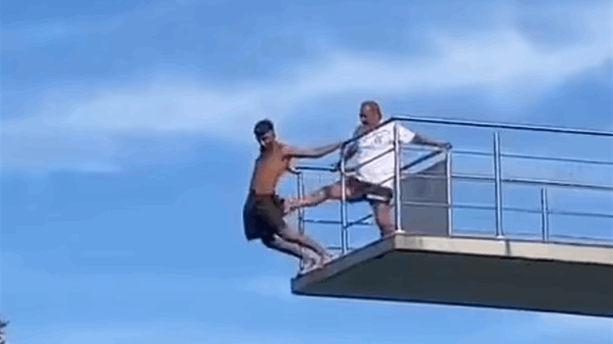 خاف أن يقفز... رجل إنقاذ ركل شابا من فوق لوح غوص يبلغ ارتفاعه 10 أمتار في مشهد مرعب! (فيديو) 