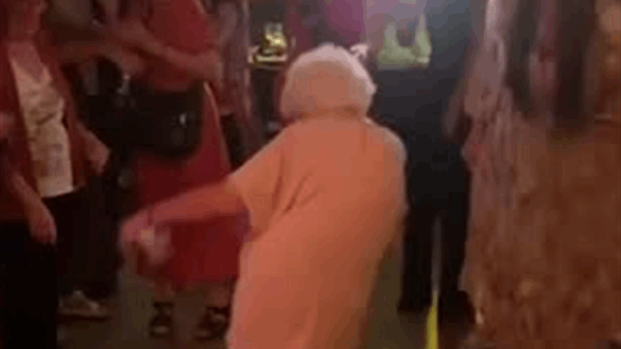 جدة تسعينية تشعل الأجواء برقصها في إحدى الحانات! (فيديو) 