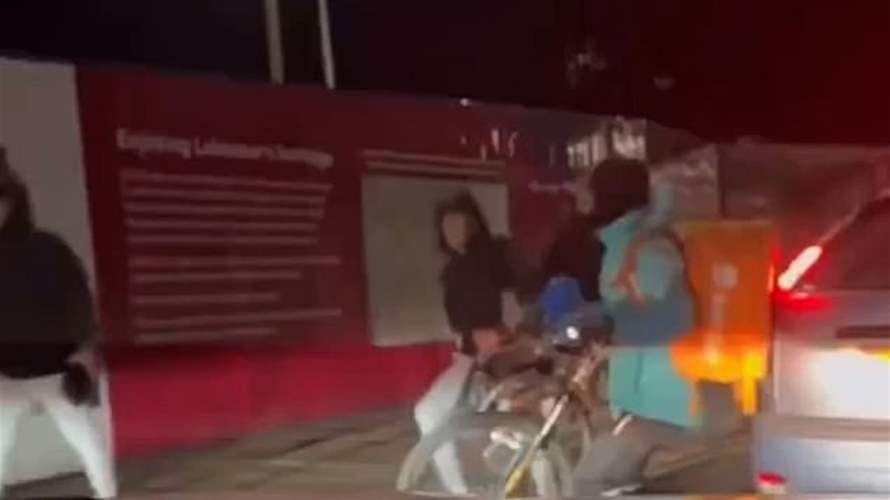 ملثمون حاولوا سرقة دراجة سائق توصيل...وهذا ما فعلوه! (فيديو)