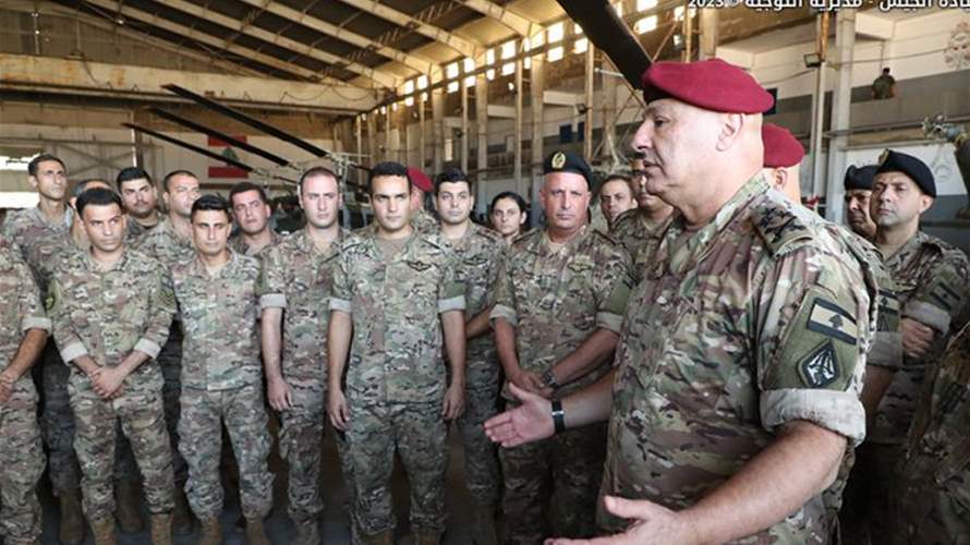 قائد الجيش يزور قاعدة بيروت الجوية ويقدم التعازي إلى ذوي الضابطين الشهيدين على أثر تحطم طوافة للجيش