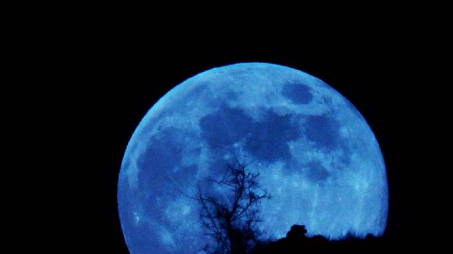 عشاق علم الفلك تابعوا ظهور "القمر الأزرق العملاق" النادر