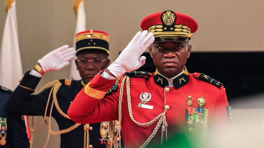 الجنرال أوليغي نغيما يعد "بانتخابات حرة وشفافة" في الغابون بعد المرحلة الانتقالية