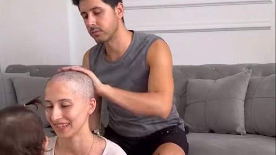 لحظات مؤثرة وبكاء... زوج يدعم زوجته المصابة بالسرطان في مبادرة جميلة (فيديو)