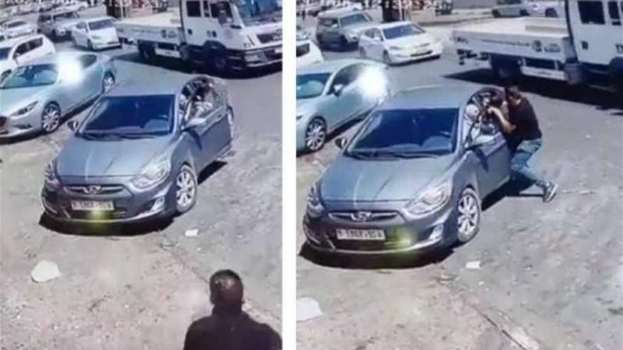كاد أن يختنق... شاب ينقذ طفلاً من الموت أمام والدته! (فيديو)