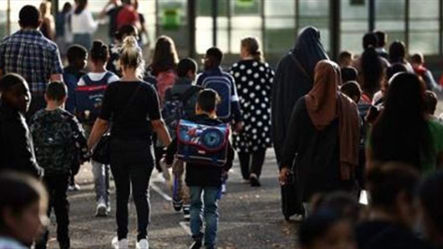 إعادة عشرات الفتيات الى منازلهن بعدما تحدين منع العباءة في المدارس في فرنسا