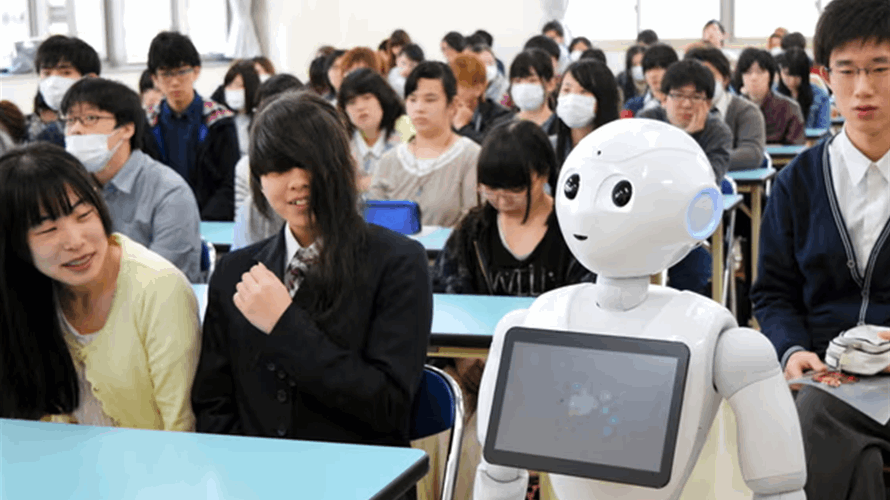 التلميذ يتمثل في الفصل بروبوت في مدارس مدينة يابانية