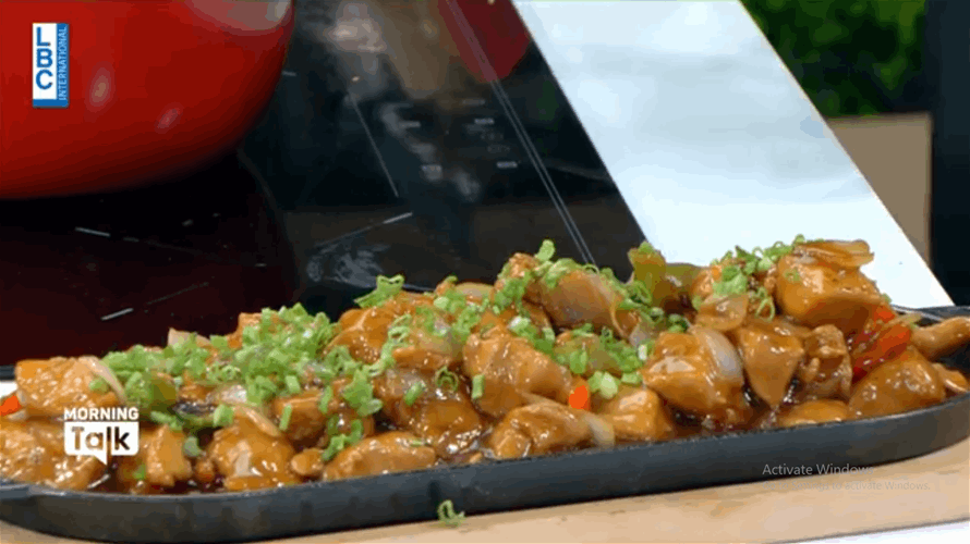 إلى عشاق المطبخ الصيني... إليكم هذه الخطوات لتحضير طبق "الدجاج بالكاجو" (فيديو)