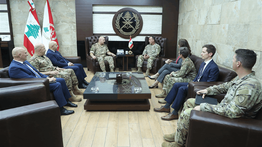 قائد الجيش عرض مع كوريلا علاقات التعاون مع الجيش الاميركي