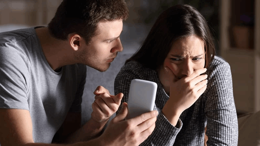 شكّ في خيانة زوجته... فطعنها مرات عدة وهذا ما حصل لابنته لدفاعها عن والدتها!
