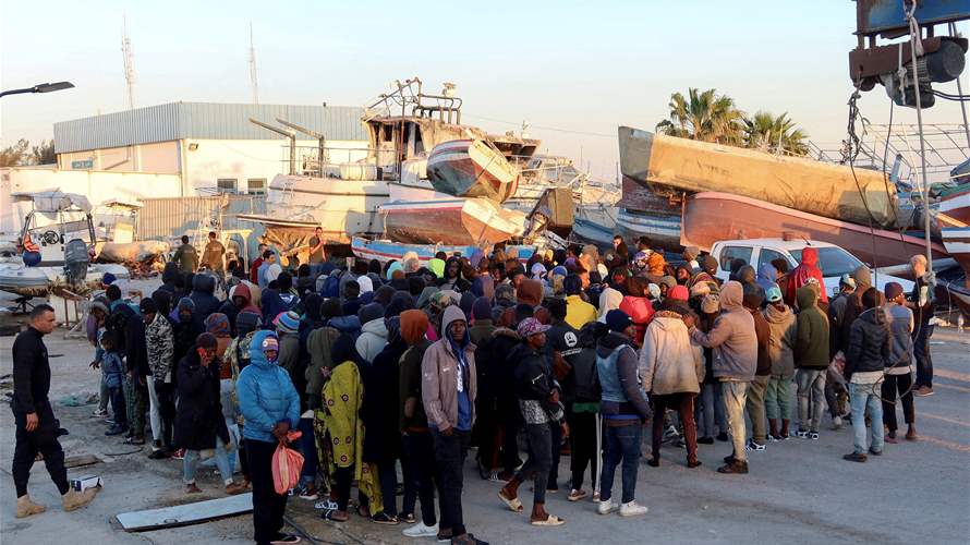 Tunisian security evacuates public square of migrants in the city of Sfax