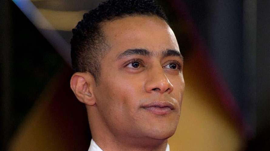 بالهتافات والكثير من الحب... استقبال جماهيري لـ"النامبر وان" محمد رمضان على السجادة الحمراء في الموركس دور! (فيديو)