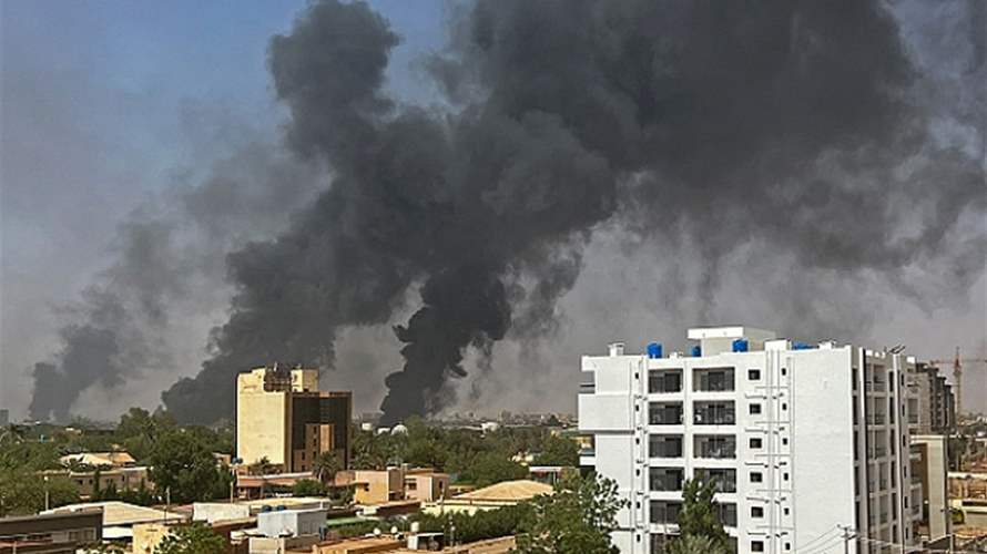 ألسنة اللهب تتصاعد في وسط العاصمة السودانية مع احتدام المعارك