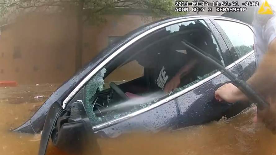 حوصر بالفيضان وكاد أن يختنق... انقاذ رجل عالق بسيارته المغمورة بالمياه (فيديو)