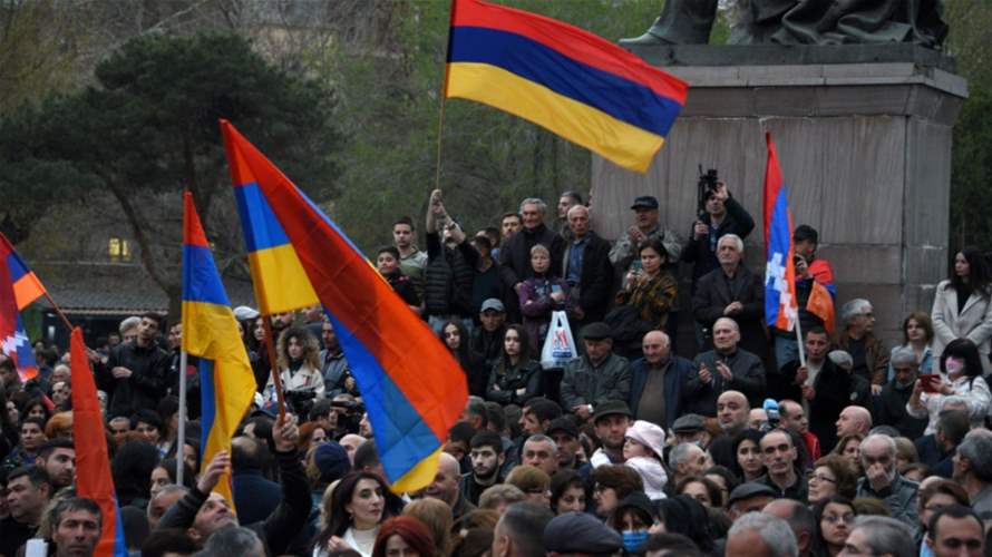 آلاف الأرمينيين يتظاهرون أمام مقر الحكومة على خلفية أزمة قره باغ