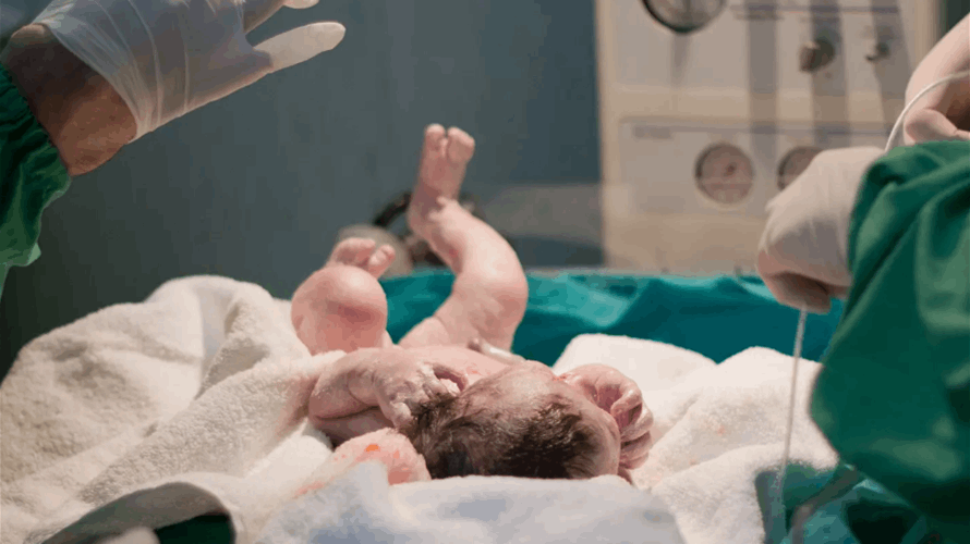 بعد مشاهدة عملية ولادة طفله... رجل يطالب المستشفى بتعويضات تتخطى الـ600 مليون دولار!