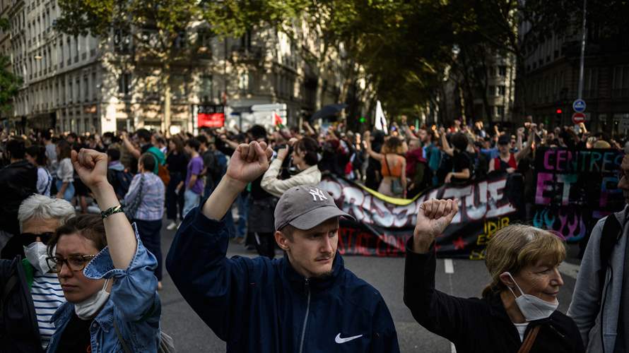 عشرات الآلاف في شوارع فرنسا منددين بعنف الشرطة 