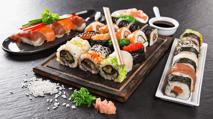 الطريقة الصحيحة لتناول السوشي ستصدمكم... هذه الحركة تعني أنكم تدعون الأرواح لتناول العشاء معكم!