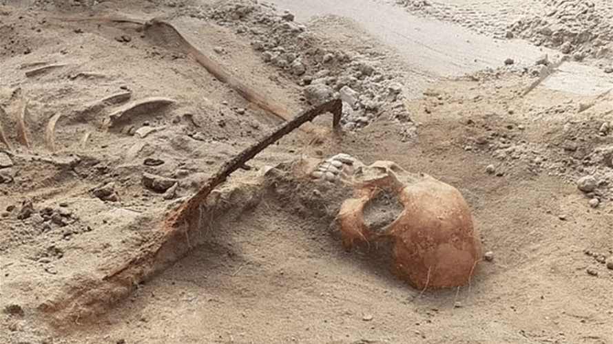 خافوا من أن يعود إلى الحياة فقتلوه ودفنوه بشكل مرعب... العثور على جثة "طفل مصاص دماء" في هذا البلد!