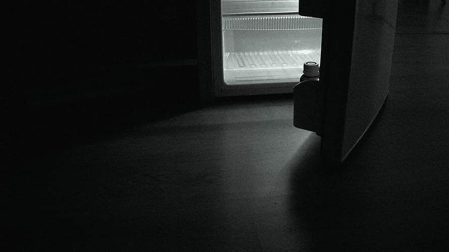 نقل الثلاجة من المطبخ إلى غرفه نومه... ما اكتُشف بداخلها مرعب: أغطية بلاستيكية وأغطية سرير وجثة؟!