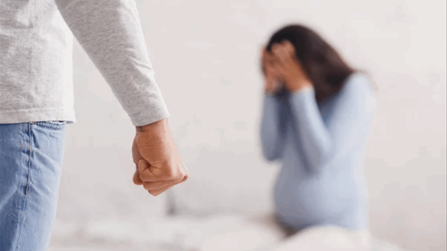 عاشت كابوساً... عنّفها حبيبها بشتّى الطرق وهددها بطرد طفلهما من بطنها أثناء حملها! 