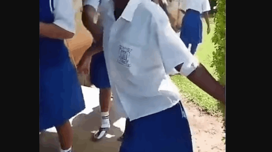 ارتجاف قوي وشلل مفاجئ يضرب الفتيات في إحدى مدارس كينيا... "هستيريا جماعية" أو مرض غامض ومرعب؟! (فيديو)