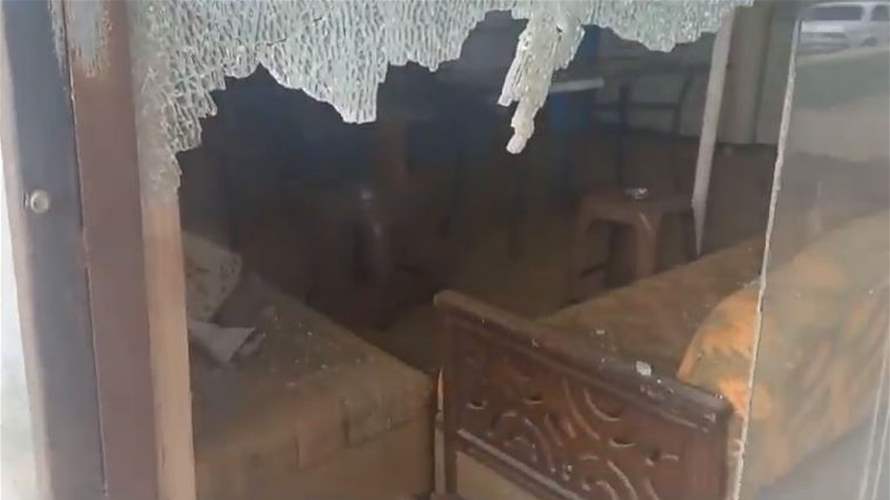 القصف الإسرائيلي طال الطريق العام عند مثلث مروحين (فيديوهات)