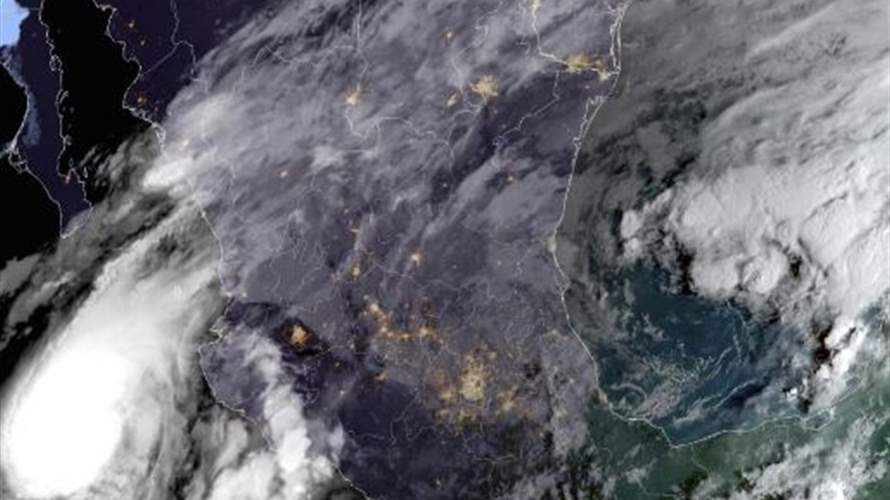 الإعصار الشديد الخطورة "ليديا" يبدأ باجتياح البرّ المكسيكي