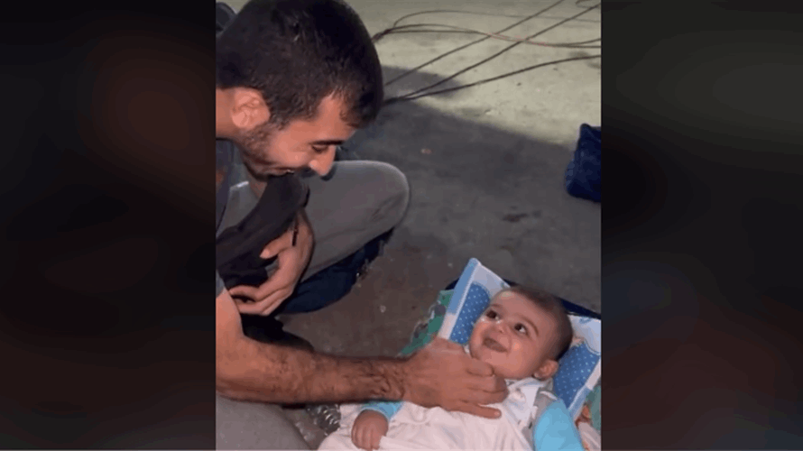 مشهد مؤثر اجتاح الإنترنت... فلسطيني يلهو مع طفل خرج حياً من القصف! (فيديو)