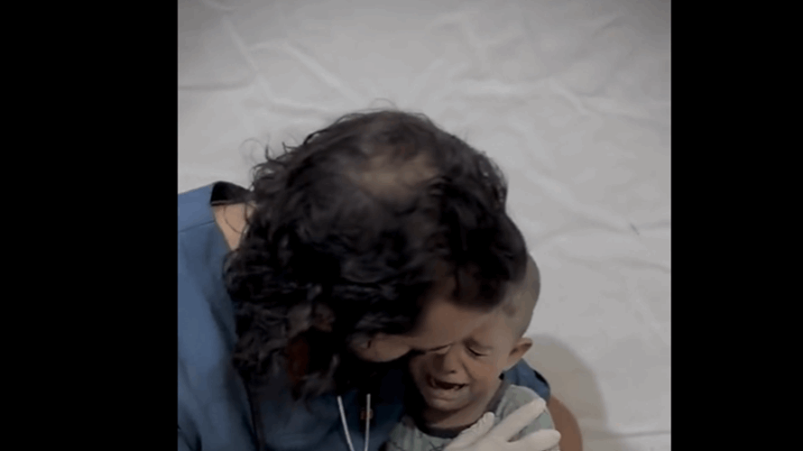 طفل فلسطيني يبكي ويرتجف خوفا... لم يتمكن من الكلام فتحدثت عنه دموعه! (فيديو)