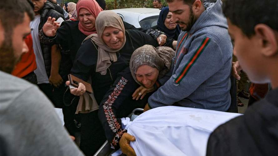 سكان غزة يهرعون إلى مستشفى دير البلح للتعرف على جثامين أقاربهم 