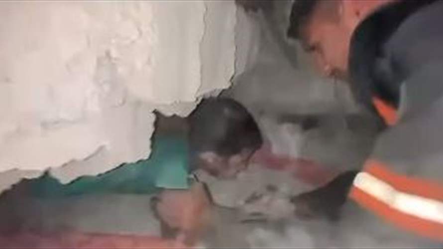 خرج مبتسماً... مشهد مؤثر يوثق لحظة إنقاذ طفل فلسطيني من تحت الأنقاض! (فيديو)