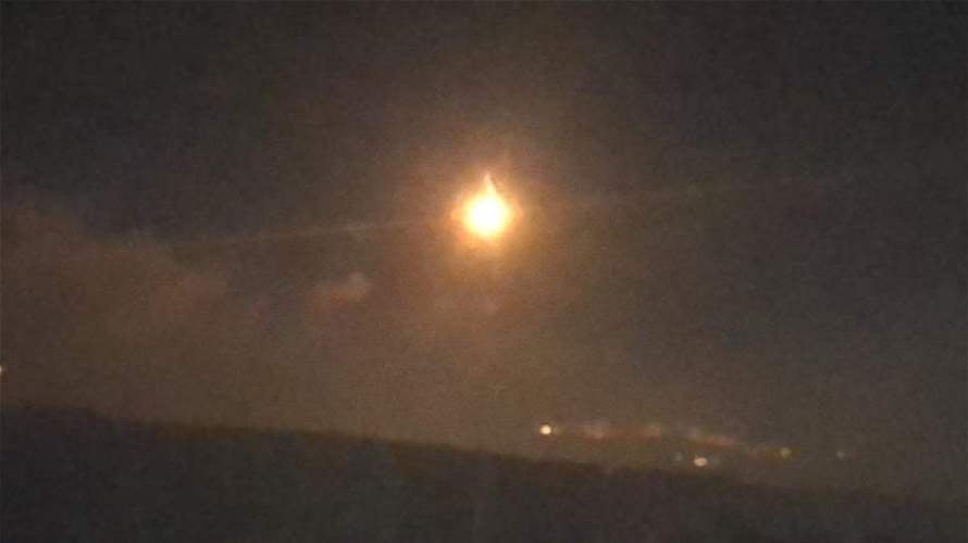 Israeli army throws four flare bombs between Houla and Mays al-Jabal