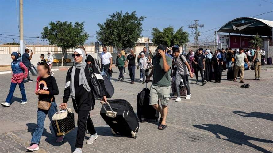Foreigners and Palestinians with dual nationalities started to arrive in Egypt 