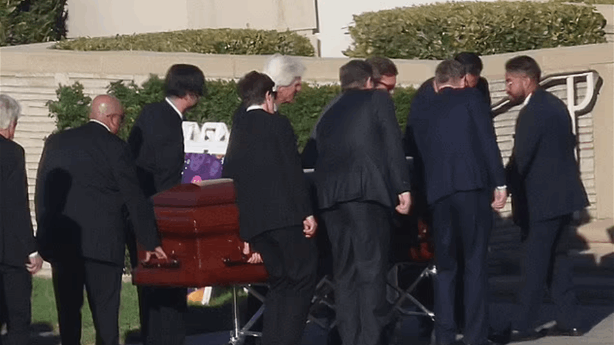 الوداع الأخير لماثيو بيري في جنازة خاصة... كيف بدا نجوم "فريندز"؟ (صور) 