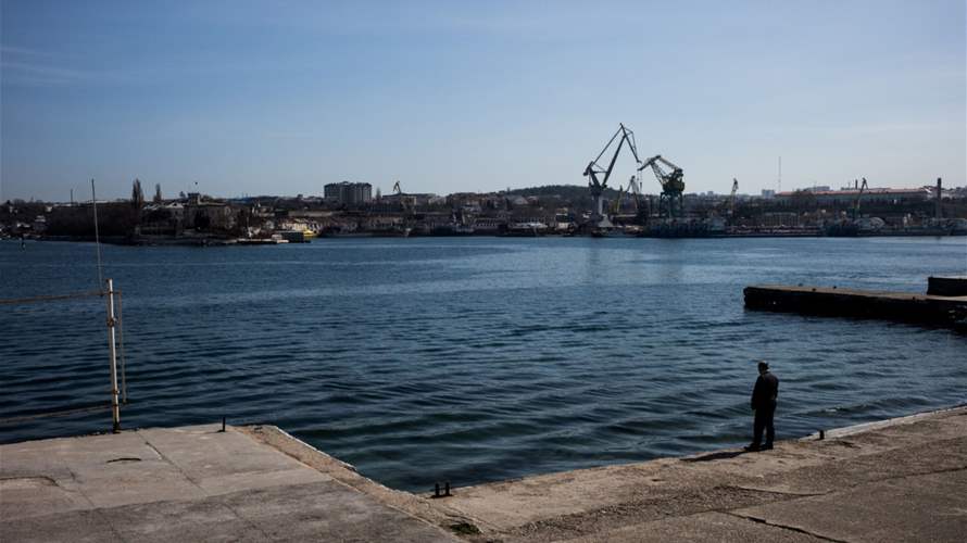 أوكرانيا تؤكد أنها قصفت حوضاً لبناء السفن في القرم