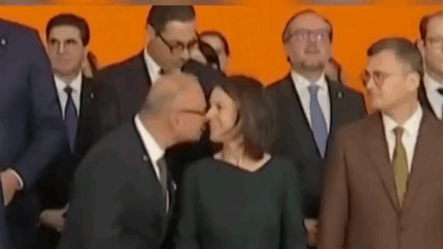 "قبلة محرجة" بين وزير الخارجية الكرواتي ونظيرته الألمانية تثير بلبلة كبيرة... ما حصل شكّل صدمة وهذه التفاصيل! (فيديو)