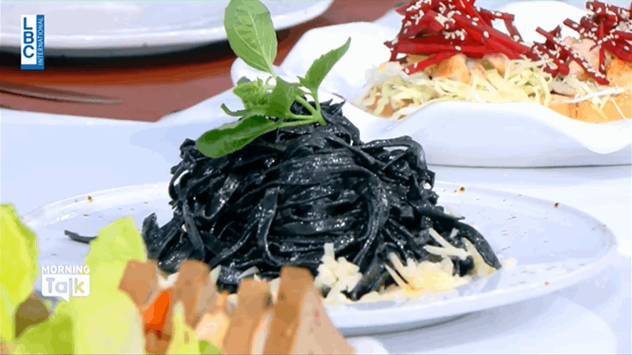 هل سمعتم "بالمعكرونة السوداء"؟ تعرّفوا على هذا الطبق الغريب! (فيديو)