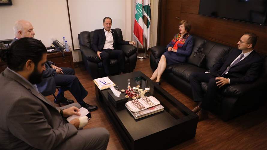 رئيس الكتائب التقى فرونتسكا: لضرورة تطبيق 1701 ومنع جر لبنان الى الحرب