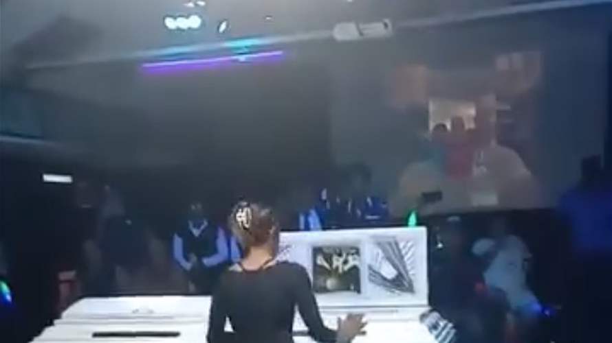 "لقد كان يحب الاحتفال".... نعش مفتوح وملهى ليلي وهذه التفاصيل الصادمة! (فيديو)