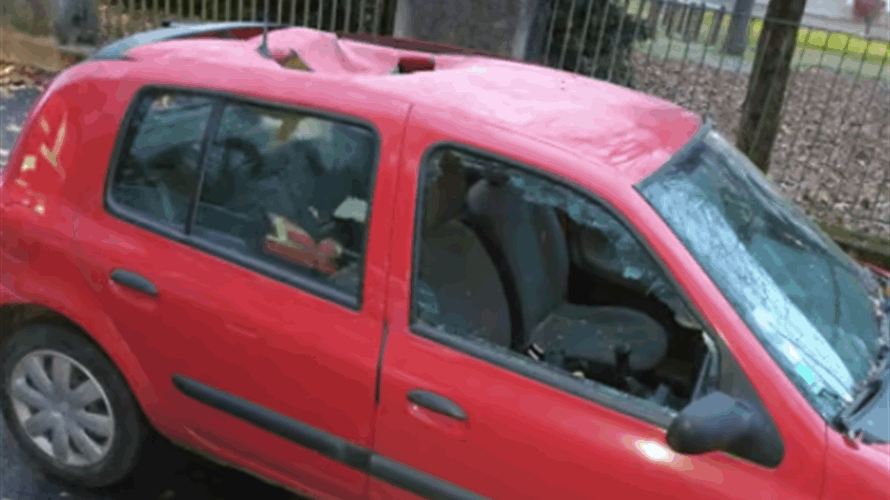 حفرة غامضة في سقف سيارة في فرنسا تثير فرضيات عن احتمال سقوط نيزك